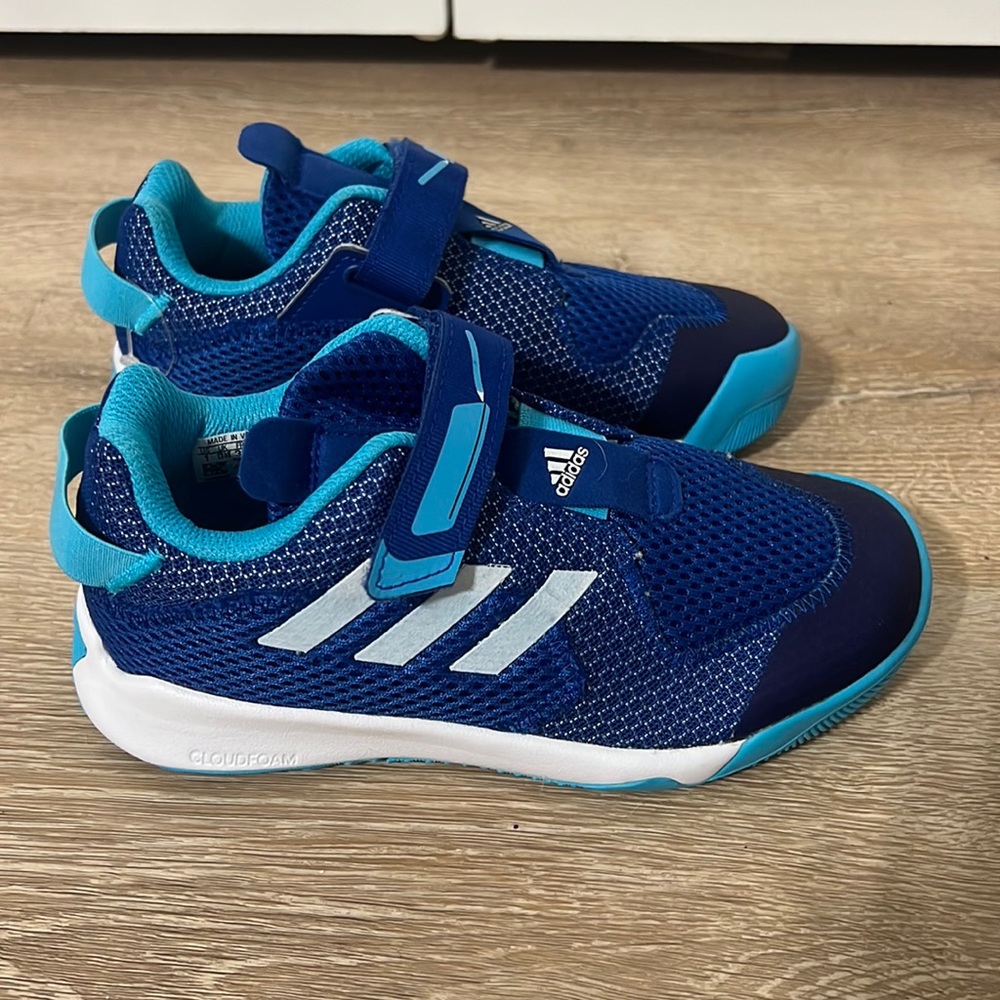 Boys size 1 Adidas sneaker New